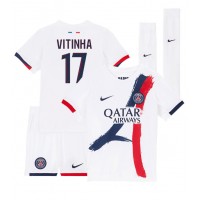 Dětský fotbalový dres Paris Saint-Germain Vitinha #17 2024-25 Venkovní Krátký Rukáv (+ trenýrky)